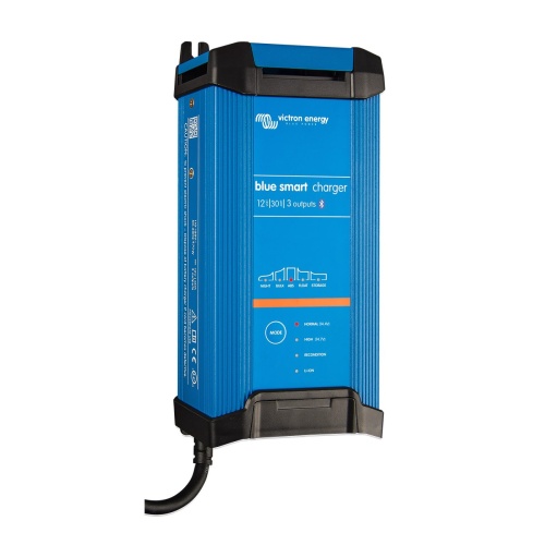 Victron Blue Smart IP22 Charger 12V/30A (3) на белом фоне